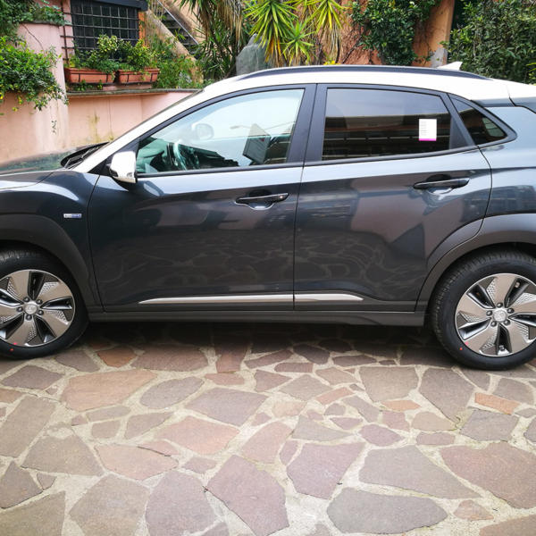 hyundai kona pellicole per rivestimento per auto luxury wrap roma 00005 - Luxury Wrap